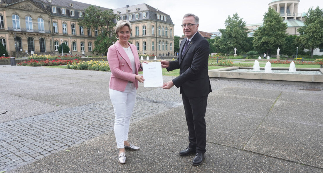 Prof. Dr. Wilhelm Bauer wurde von Wirtschaftsministerin Dr. Nicole Hoffmeister-Kraut zur Technologiereferentin des Wirtschaftsministers berufen. Angesichts der enormen Herausforderungen ist dies ein wichtiger Schritt, um den Anforderungen des Landes im Bereich Technologie und Innovation gerecht zu werden. Wirtschaftsminister Dr. Nicole Hoffmeister-Kraut hat Professor Wilhelm Bauer zum Technologiebeauftragten des Wirtschaftsministers berufen. In dieser neuen Funktion wird Professor Bauer, bisher Technologiebeauftragter der Landesregierung, weiterhin neutraler Ansprechpartner für Politik, Wirtschaft und Wissenschaft in allen Bereichen der Technologiepolitik und Technologieentwicklung sein und an der Weiterentwicklung der Innovationssystem Baden-Württemberg Sich leisten. „Der Technologiebeauftragte konnte als unabhängiges Beratungsgremium wichtige Impulse zur Stärkung der technologischen Leistungsfähigkeit und …