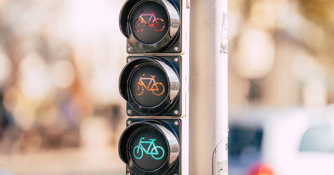 Die Stadt Leipzig plant, die Ampeln am Schleußiger Weg für Fußgängerinnen und Radfahrerinnen zu erneuern, um den Komfort und die Sicherheit auf der Strecke zu erhöhen. Die über 30 Jahre alten Ampelanlagen auf Höhe Nonnenweg und Beipertbrücke sind bisher nicht behindertengerecht und sollen daher auf energiesparende LED-Signale umgerüstet werden. Zudem erhalten sie Taster und Signale für Blinde und Sehbehinderte. Besonders der Nonnenweg wird von Fußgängerinnen und Radfahrerinnen stark frequentiert, daher wird die Ampelsteuerung künftig darauf reagieren, indem sich die Grünphase verlängert, wenn mehr Personen warten. Zusätzlich wird die Breite des Radwegs auf vier Meter verdoppelt, um mehr Platz für Radfahrerinnen …