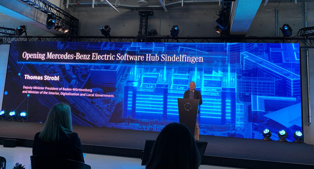 In Baden-Württemberg sind wir innovativ, leistungsfähig, effizient und erfinderisch. So setzen wir Maßstäbe in Digitalisierung und Elektrifizierung. „Mercedes Benz steht wie kein anderes Unternehmen im Land für die Immobilien Baden-Württemberg stark machen: Wir sind innovativ, produktiv, effizient und erfinderisch. Die Investition von mehr als 200 Millionen Euro in den Electric Software Hub ist ein klares Bekenntnis zum starken Wirtschaftsstandort Baden-Württemberg. Das zeigt: Mercedes-Benz und Baden-Württemberg, das passt, das sind zwei sehr starke Partner. Mit dem Elektrischer Software-Hub Mercedes-Benz setzt voll auf Digitalisierung und Elektrifizierung. Auch hier gehen Land und Unternehmen gemeinsam einen Weg. Die Digitalisierung verändert die Welt, sie ist …