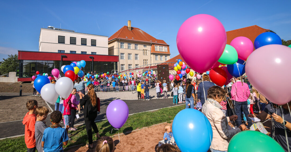 Der moderne Anbau umfasst vier Unterrichtsräume, Toilettenanlagen, eine große Garderobe im Kellergeschoss, ein Lehrerzimmer sowie eine Mensa mit Ausgabeküche. Mit dem Anbau können nun auch die Hortkinder auf dem Schulgelände betreut werden. Der neue Aufzug zwischen…