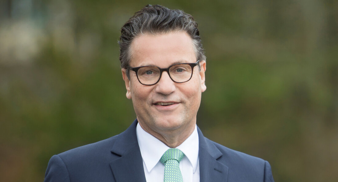 Im August 2023 begibt sich Minister Peter Hauk auf eine Sommertour durch Baden-Württemberg, um verschiedene Stationen rund um landwirtschaftliche Themen, Windkraft, Biodiversität, Wälder und andere wichtige Belange zu besuchen. Als Minister für Ernährung, Ländlichen Raum und Verbraucherschutz hat Peter Hauk ein starkes Interesse an aktuellen Entwicklungen und Herausforderungen in diesen Bereichen. Daher nutzt er die Sommermonate, um persönlich verschiedene Stationen im ganzen Land zu besuchen und sich vor Ort ein Bild von der Situation zu machen. Die diesjährige Sommertour konzentriert sich auf einige Schwerpunkte, darunter die Landwirtschaft. Baden-Württemberg ist eine traditionsreiche Agrarregion, in der die Landwirtschaft eine bedeutende Rolle spielt. …