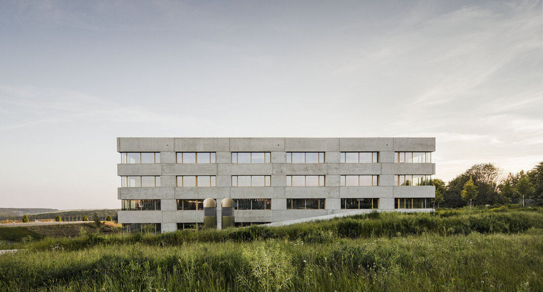 Der Ersatzbau der Technischen Universität Ulm am Oberen Eselsberg ist fertiggestellt. Bei der Übergabe lobte Finanzstaatssekretärin Gisela Splett das einzigartige und innovative Energiekonzept des kompakten Gebäudes. Damit trägt sie zur Energiewende bei. Staatssekretär für Finanzen Gisela Splett und Dr. Hans Reiter, Ministerialdirektor des Wissenschaftsministeriums, übergaben den Ersatzbau am Donnerstag, 29. Juli Technische Universität Ulm (TH Ulm) übergeben. Staatssekretärin für Finanzen Gisela Splett: „Das Energiekonzept ist in Deutschland einzigartig und hochinnovativ. Zudem wird das Gebäude selbst zum Inhalt der Forschung. Auch das ist vorbildlich. „ Strahlkraft für die ganze Region Ministerialdirektor Dr. Reiter: „Der Neubau wird das Profil und die Strahlkraft …