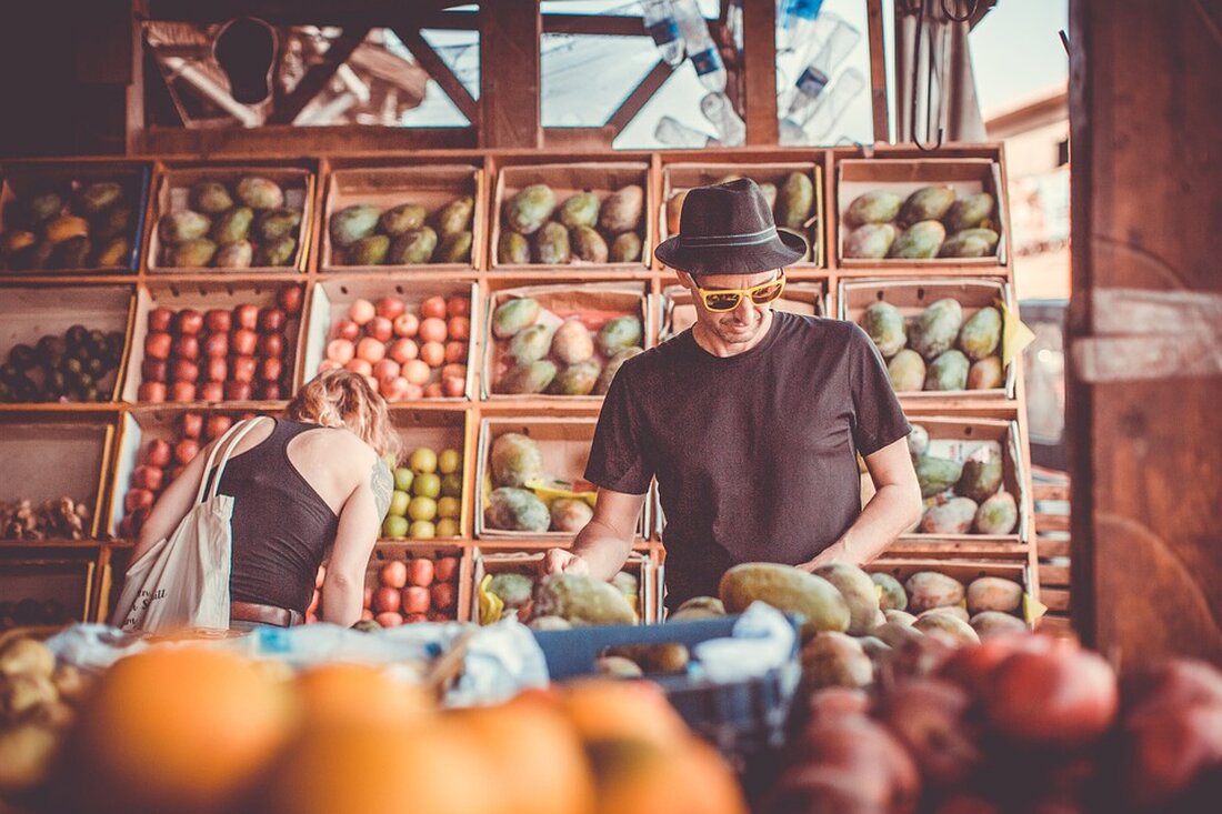 Am Mittwoch, den 1. Mai entfällt der Spandauer Wochenmarkt aufgrund des Feiertags. Die Bürgerinnen und Bürger haben jedoch die Möglichkeit, bereits am 30. April einzukaufen, da dort ein Ersatztermin stattfindet. Normalerweise wird der Wochenmarkt sowohl am Mittwoch als auch am Samstag abgehalten. Aufgrund des Feiertags am 1. Mai wurde jedoch ein sogenannter Einsatzmarkt am 30. April geplant. Dieser wird von 08.00 bis 18.00 Uhr auf dem Werner Salomon Platz (Rathausvorplatz) stattfinden. Die Marktverwaltung, die Teil des Ordnungsamtes ist, ist für die Organisation des Wochenmarktes im Bezirk Spandau verantwortlich. Dazu gehört die Standvergabe, die Erhebung der Standgebühren sowie die Marktaufsicht für …