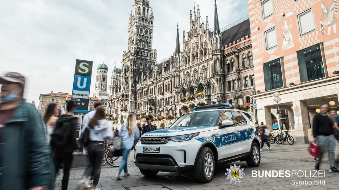 Bundespolizei München hilft einer erschöpften wohnsitzlosen Frau am Marienplatz und bringt sie sicher zurück zum Ostbahnhof.