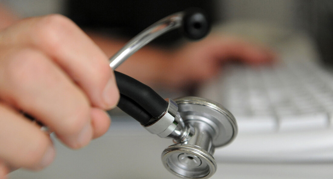 Sprachbarrieren und mangelnde Informationen über Strukturen und Abläufe in der Gesundheitsversorgung stellen für Menschen mit Flucht- und Migrationsgeschichte eine große Hürde dar, wenn es um den Zugang zur medizinischen Versorgung geht. Dies zeigt eine Studie der Charité-Universitätsmedizin Berlin, die im Auftrag des baden-württembergischen Ministeriums für Soziales, Gesundheit und Integration erstellt wurde. Die Studie kommt zu dem Ergebnis, dass es keine gleichberechtigte und gleichwertige Teilhabe von Menschen mit Flucht- und Migrationsgeschichte im Bereich der medizinischen Versorgung gibt. Die Untersuchung verdeutlicht, dass Migrantinnen und Migranten nicht grundsätzlich kränker oder gesünder sind als andere Bevölkerungsgruppen. Dennoch haben sie oft Schwierigkeiten, sich im Gesundheitssystem …