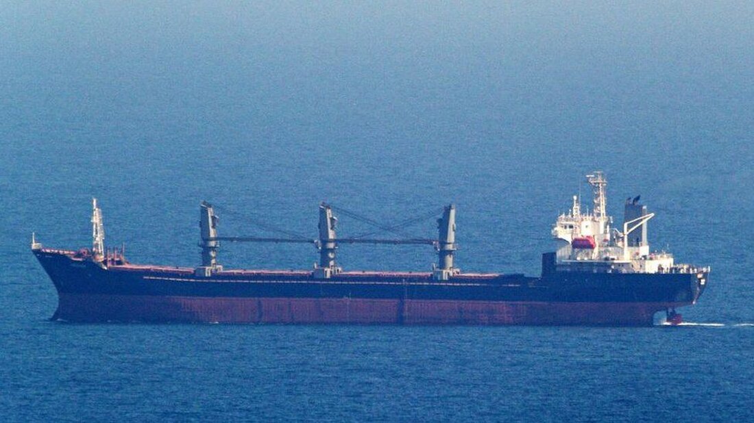 Zwei Frachtschiffe sind in einem ukrainischen Hafen angekommen, nachdem sie auf einer neuen Route durch das Schwarze Meer gefahren waren, teilten ukrainische Hafenbehörden mit. Sie erreichten Tschornomorsk am Samstag und sollten 20.000 Tonnen Weizen für den Weltmarkt verladen. Beamte sagten, es sei das erste Mal seit dem Scheitern eines Abkommens mit Russland über die Sicherheit von Schiffen gewesen, dass zivile Schiffe einen ukrainischen Hafen erreicht hätten. Bisher wurde der Korridor nur von Schiffen genutzt, die aus der Ukraine abfuhren. Der stellvertretende Ministerpräsident Oleksandr Kubrakov sagte, die Schiffe – Resilient Africa und Aroyat – fuhren unter der Flagge des ozeanischen Inselstaates …