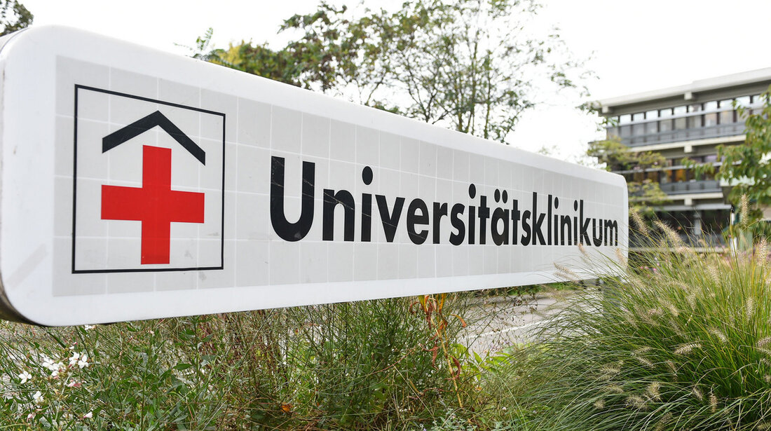 Die geplante Fusion der Universitätsklinika Heidelberg und Mannheim stößt auf Widerstand, da das Bundeskartellamt den Zusammenschluss nicht freigegeben hat. Das Kartellamt sieht die Gefahr einer möglichen Marktbeherrschung durch den Klinikverbund. Allerdings betonen alle Beteiligten, dass der geplante Zusammenschluss notwendig ist, um eine bedarfsgerechte und qualitativ hochwertige Gesundheitsversorgung in der gesamten Region Rhein-Neckar sicherzustellen. Das Land plant nun, eine Ministererlaubnis beim Bundesministerium für Wirtschaft und Klimaschutz zu beantragen, um den Zusammenschluss doch zu ermöglichen. Dieses Verfahren beinhaltet eine umfassende Prüfung der gesamtwirtschaftlichen Aspekte und des Gemeinwohlinteresses. Gegen die Entscheidung des Bundeskartellamts kann zudem innerhalb eines Monats Beschwerde beim Oberlandesgericht Düsseldorf eingelegt …