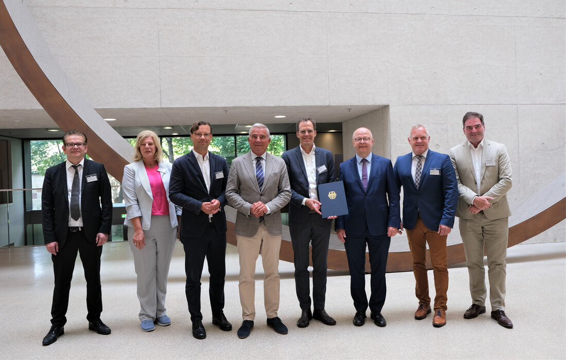 Neue Mobilfunkmasten für Baden-Württemberg: Erster Förderbescheid übergeben Stuttgart, 16. August 2023 &#8211; In Baden-Württemberg wird der Ausbau des Mobilfunknetzes vorangetrieben. Minister Thomas Strobl hat den ersten Förderbescheid aus dem Mobilfunkförderprogramm des Bundes überreicht. Die Deutsche Funkturm GmbH erhält rund 910.000 Euro, um einen neuen Mobilfunkmasten in Ingelfingen zu errichten. Damit sollen 110 Haushalte und eine Fläche von 0,52 Quadratkilometern mit Mobilfunk versorgt werden. Der Parlamentarische Staatssekretär Michael Theurer, Minister Thomas Strobl und Ernst Ferdinand Wilmsmann, Geschäftsführer der Mobilfunkinfrastrukturgesellschaft (MIG), übergaben den Förderbescheid am 16. August in Stuttgart an die Deutsche Funkturm GmbH. Diese wird den Mobilfunkmasten in Ingelfingen bauen und &hellip;