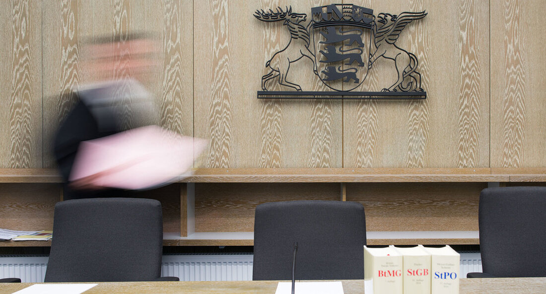 2022 investiert das Land rund 4,2 Millionen Euro in die Verbesserung der Sicherheit in den Gerichtsgebäuden. Die kontinuierliche Verbesserung des Justizgebäudes ist ein zentraler Baustein, um die Justiz in Baden-Württemberg für die Zukunft zu stärken. Im laufenden Jahr 2022 investiert das Justiz- und Migrationsministerium rund 4,2 Millionen Euro in die Verbesserung der Sicherheit in den Gerichtsgebäuden. Das ist fast doppelt so viel wie 2021. Diese Mittel sollen gezielt zur Verbesserung der baulichen und technischen Sicherheit der Gerichte und Staatsanwaltschaften eingesetzt werden. „Wir wollen auch in Zukunft für die Sicherheit unserer Mitarbeiter, Verfahrensbeteiligten und Besucher sorgen. Deshalb stellen wir im Haushaltsjahr …