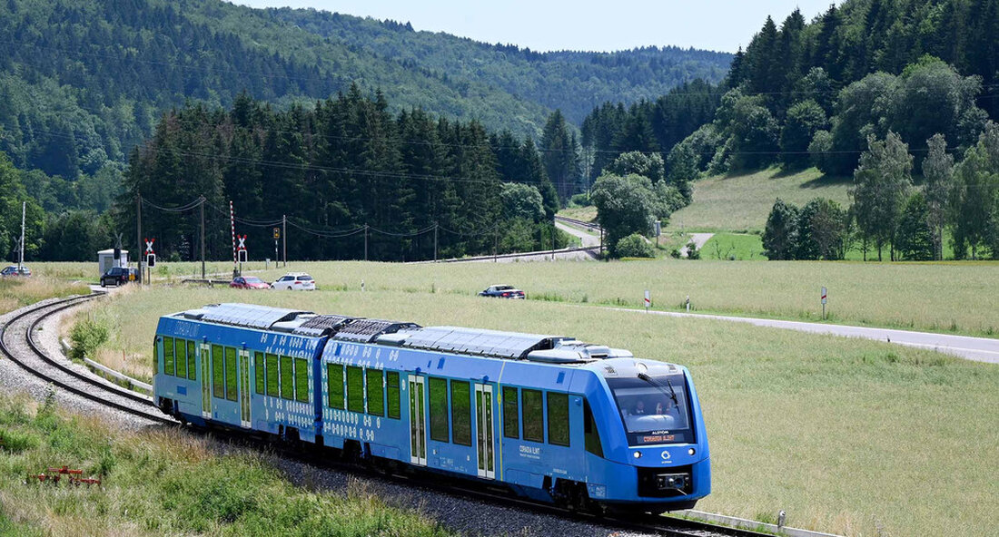 Das Land und die regionalen Partner haben eine Studie zur Elektrifizierung von Bahnstrecken und alternativen Antrieben für Fahrzeuge vergeben. Der Schienenverkehr in Baden-Württemberg soll lokal emissionsfrei und klimafreundlicher werden. Elektrifizierung oder Fahrzeuge mit alternativen Antrieben? Eine Studie, die das Land gemeinsam mit regionalen Partnern nun für 16 nicht elektrifizierte Strecken in Baden-Württemberg in Auftrag gegeben hat, soll beantworten, welche Strategie für welche Bahnstrecke in Zukunft die beste ist. „Der Schienenverkehr ist ein Wegbereiter für eine klimafreundliche und nachhaltige Mobilität. Aus diesem Grund hat sich die Landesregierung zum Ziel gesetzt, den Ausbau und die Elektrifizierung des Schienennetzes in Baden-Württemberg konsequent voranzutreiben …