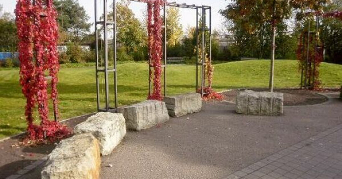 Möckern: Spielplatz im Bürgerpark Sternsiedlung wird erweitert Im Bürgerpark Sternsiedlung in Leipzig-Möckern beginnen am Montag, 6. November 2023, die Arbeiten am Spielplatz. Das bisherige Areal, das nur aus einem Aufenthaltsbereich mit Tischtennisplatte besteht, wird aufgewertet und erweitert. Eine Kletteranlage mit Rutsche wird hinzugefügt, um den Kindern mehr Möglichkeiten zum Bewegen, Aufsteigen und Hangeln zu bieten. Zusätzlich werden seniorengerechte Sitzmöglichkeiten installiert, um die Aufenthalts- und Verweilqualität zu verbessern. Abgestorbene Bäume werden durch neue ersetzt, um mehr Schatten auf dem Spielplatz zu schaffen. Die vorhandenen Rasenflächen eignen sich für freies Spiel. Spielplatz für die Dauer der Arbeiten gesperrt Während der Bau- und …