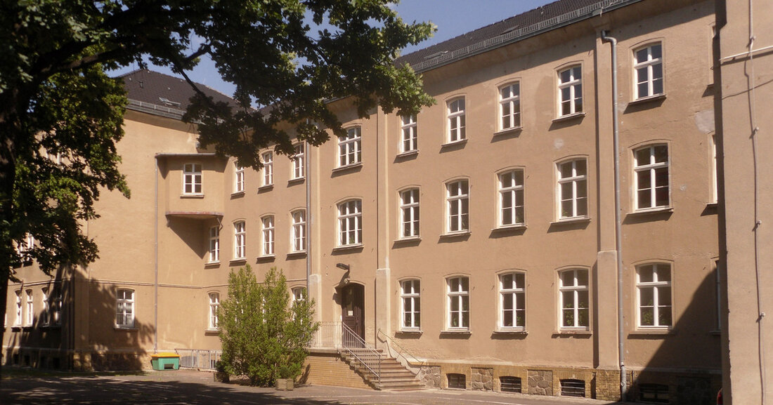 Erweiterungsbau und neue Sportfreifläche für die 24. Schule Die 24. Schule (Grundschule) in der Paunsdorfer Döllingstraße 25 soll einen neuen Erweiterungsbau und neue Sportfreiflächen erhalten. Baubeginn für den Erweiterungsbau soll Anfang 2023 sein; mit der Fertigstellung wird zum Schuljahresbeginn 2024/2025 gerechnet. Die Kosten für den Erweiterungsbau und die Sportfreiflächen belaufen sich auf rund 8,3 Millionen Euro, die von der Stadt Leipzig getragen werden. „Mit dem Erweiterungsbau vervollständigen wir den Schulstandort der 24. Schule im Stadtteil Paunsdorf und schaffen moderne Lernbedingungen“, erklärt Jugendbürgermeisterin Vicki Felthaus. „Insbesondere Probleme bei der Schülerspeisung, den Garderoben und der Freizeitgestaltung auf dem Pausenhof werden behoben.“ Aufzug &hellip;