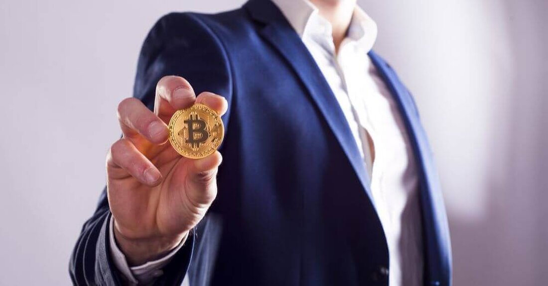 Stephen Mollah sagte vor einem Dutzend Journalisten in London, er sei Satoshi Nakamoto Der Bitcoin-Kernentwickler Peter Todd wurde letzten Monat in einer HBO-Dokumentation fälschlicherweise als Nakamoto bezeichnet Ein weiterer Mann hat sich gemeldet und behauptet, der mysteriöse Schöpfer von Bitcoin zu sein: Satoshi Nakamoto. Diesmal heißt er Stephen Mollah. Als er vor etwa einem Dutzend Journalisten die Bühne im Londoner Front Line Club betrat, machte Mollah die Behauptung geltend, wobei ein Journalist sie als „seltsame Inszenierung“ bezeichnete. Live-Twittern der Veranstaltung auf XJoe Tidy, ein BBC-Journalist, sagte: „Ein seltsamer Ablauf der Pressekonferenz, da der Organisator mich aufforderte, 500 Pfund zu zahlen, …