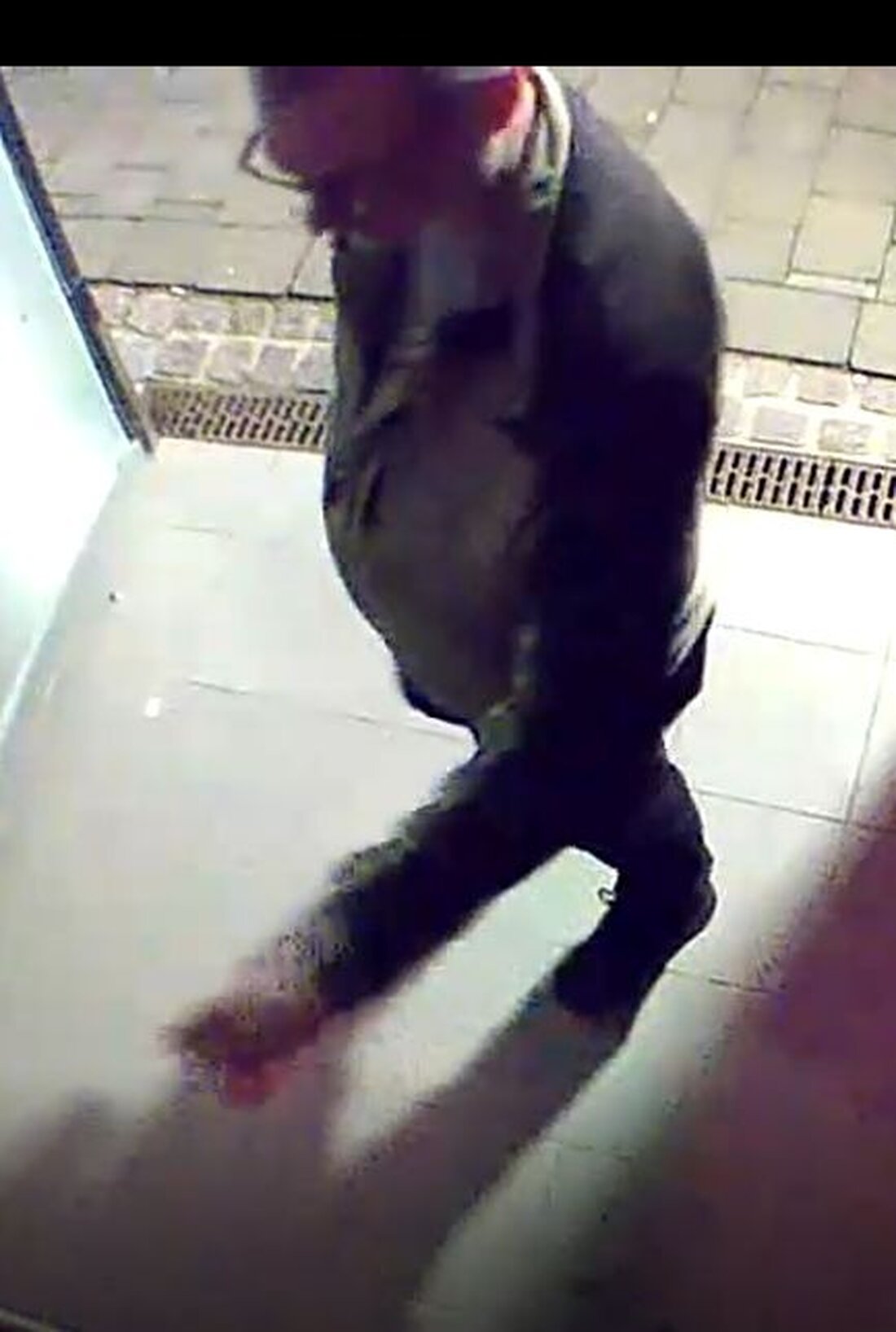 Die Polizei Eschwege sucht mit Öffentlichkeitsfahndung nach Verdächtigen in Fällen von Sachbeschädigung und Nachstellung.