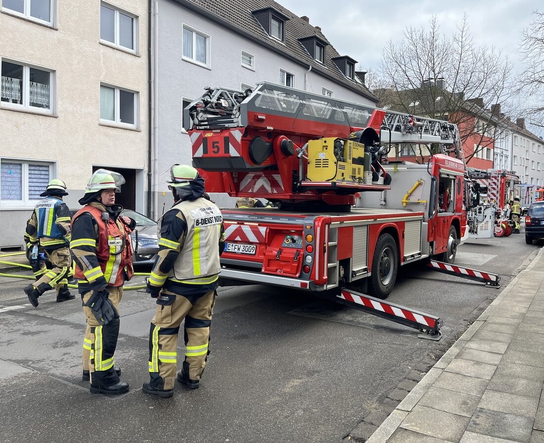 Essen: Feuerwehr löscht Zimmerbrand in Mehrfamilienhaus. Gute Erkundung entscheidend für die schnellen Rettungsmaßnahmen.