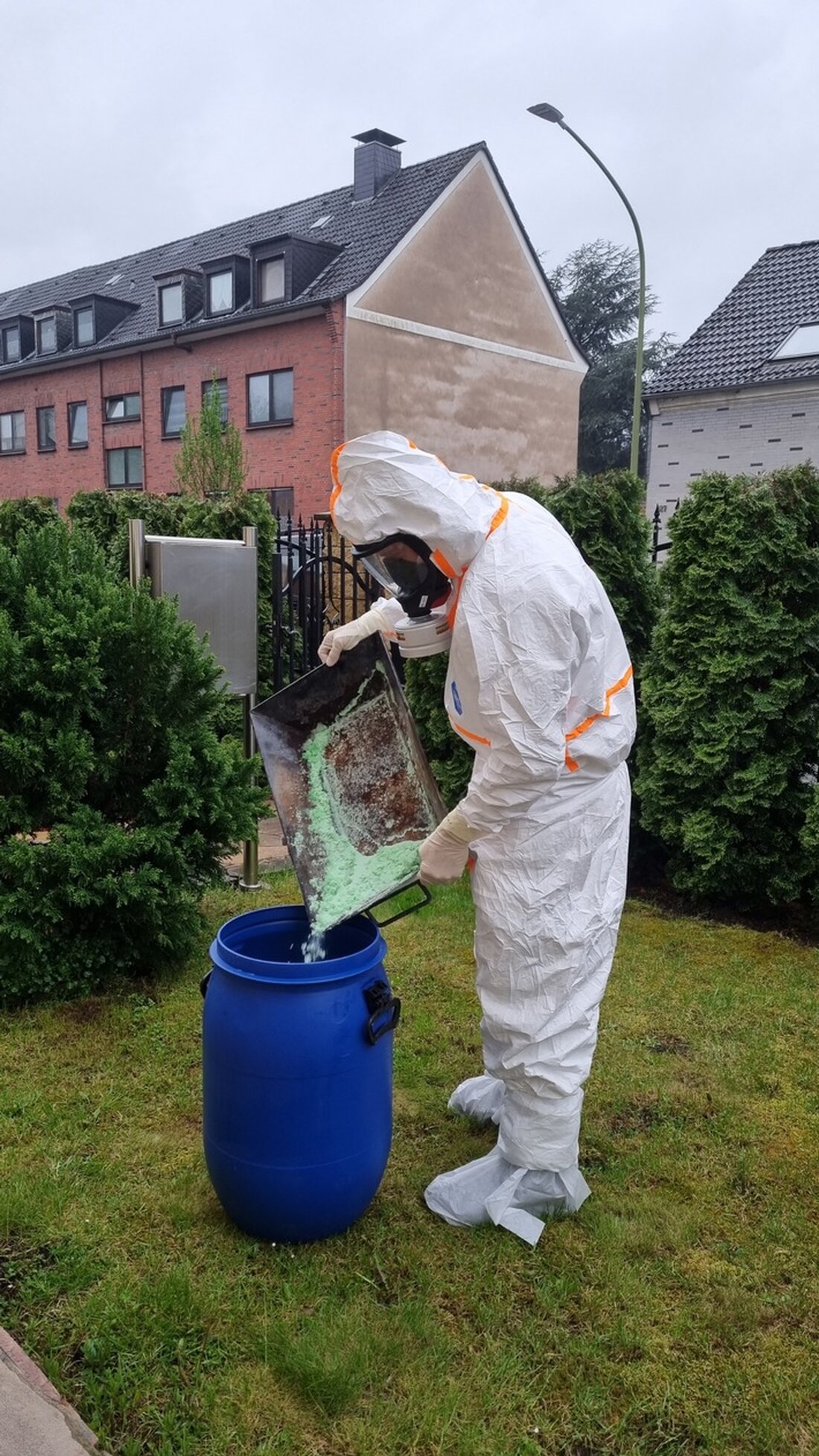Feuerwehr Essen rückte am 24. April 2025 wegen unbekannter Flüssigkeit und beißendem Geruch in Dellwig aus. Analytische Task Force im Einsatz.