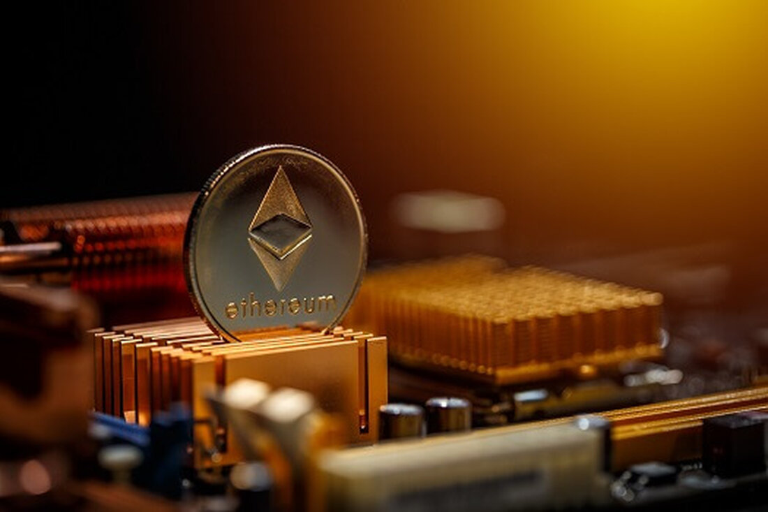 ethOS bringt dGEN1 auf den Markt, ein Gerät für Ethereum-On-Chain-dApp-Interaktionen. dGEN1 läuft auf LineageOS mit einem Nimbus-Client, wodurch RPCs von Drittanbietern entfallen. Vorbestellungen sind ab 0,2 ETH über NFT-Minting möglich, Versand im zweiten Quartal 2025. Das auf Ethereum basierende Betriebssystem ethOS hat dGEN1 vorgestellt, ein bahnbrechendes Hardwaregerät, das die Interaktion mit dezentralen On-Chain-Anwendungen (dApps) verbessern soll. Dieses innovative Produkt, das ethOS als „das erste alltägliche Tragen in der Kette“ beschreibt, ist speziell für Benutzer optimiert, die mit dem wachsenden Ökosystem von Ethereum interagieren. dGEN1 wird auf einer Version von LineageOS laufen Die Einführung von dGEN1 folgt dem Erfolg ähnlicher Blockchain-orientierter …