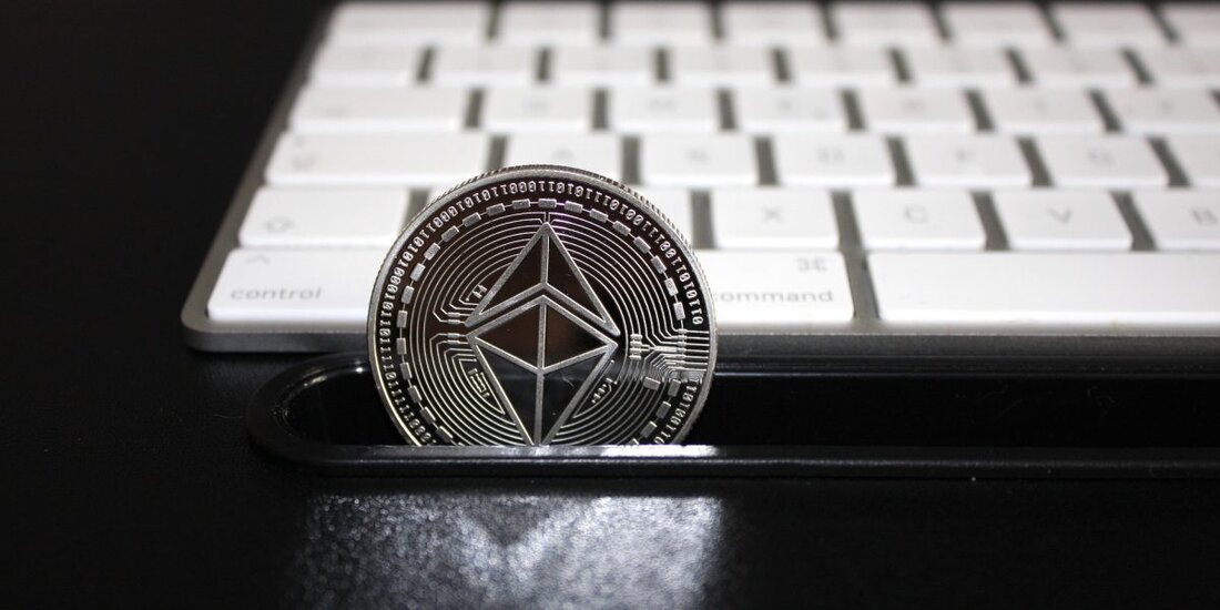 Die Korrelation zwischen den täglich aktiven Adressen (DAA) von Ethereum und dem Preis deutet auf eine bullische Divergenz für ETH hin. ETH-Wale warten jedoch an der Seitenlinie und beobachten das Szenario rund um Krieg und Inflation, bevor sie sich am Markt beteiligen. Inmitten der heutigen allgemeinen Markterholung zeigt die weltweit zweitgrößte Kryptowährung Ethereum (ETH) einige positive Anzeichen. Zum Zeitpunkt der Drucklegung handelt Ether (ETH) um 5,48 Prozent höher zu einem Preis von 2.677 $ und einer Marktkapitalisierung von 321 Milliarden $. Der On-Chain-Datenanbieter Santiment berichtet, dass die täglich aktiven Adressen (DAA) für Ethereum und seine Preisbewegung ab sofort eine bullische …