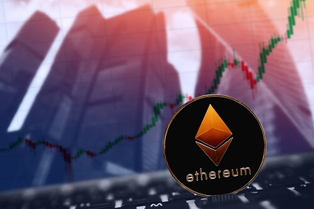 Die zentralen Thesen Der Handel mit Spot-Ethereum-ETFs begann am Dienstag und verzeichnete am ersten Tag ein Handelsvolumen von 1 Milliarde US-Dollar. Der Vorverkaufswert von Poodlana nähert sich etwa eine Woche nach dem Start der Marke von 2,5 Millionen US-Dollar. Spot Ethereum ETFs sind jetzt live Am Dienstag, dem 23. Juli, wurden in den USA Spot-ETFs (Exchange Traded Funds) für Ethereum aufgelegt. Diese jüngste Entwicklung erfolgt etwa sechs Monate nach dem Start von Spot-ETFs für Bitcoin in der größten Volkswirtschaft der Welt. Von Bloomberg erhaltene Daten zeigen, dass Anleger am ersten Tag der Verfügbarkeit Aktien der Ether-ETF-Emittenten im Wert von über …