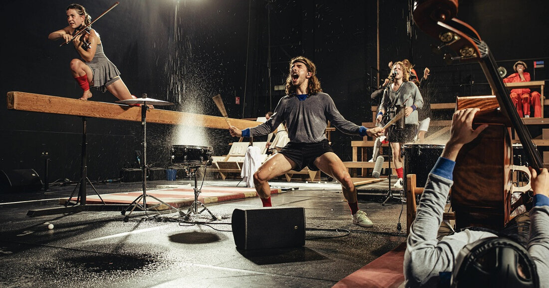 euro-scene Leipzig 2023 vom 7. bis 12. November Die 33. Leipziger euro-scene – das internationale Tanz- und Theaterfestival – bringt ein Spitzenprogramm auf Leipzigs Bühnen: Vom 7. bis 12. November 2023 werden 15 Produktionen unter anderem aus Belgien, Frankreich, Griechenland, dem Kosovo, Portugal, Slowenien und der Ukraine gezeigt. Mit einer Uraufführung, sechs deutschen Erstaufführungen sowie zwei internationalen Koproduktionen sind in diesem Jahr zahlreiche Veranstaltungen aus den Bereichen Tanz, Theater und Performance zum ersten Mal in Deutschland zu erleben. „One Song“ zur Eröffnung Festivalleiter Christian Watty freut sich besonders auf die Eröffnung im Schauspiel Leipzig am 7. November um 19:30 Uhr …