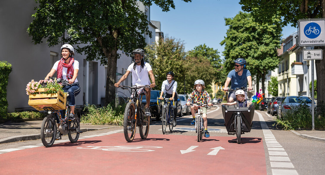 Ab dem 16. September 2022 findet die erste Mobilitätswoche Baden-Württemberg statt. Damit setzt das Land ein Zeichen für das Fahrrad als Verkehrsmittel und eine nachhaltige Mobilität. Eine interaktive Karte bietet eine Übersicht über die kreativen Rad-Aktionen im Land. Bunte Rad-Aktionen gegen die Klimakrise: Die Initiative RadKULTUR des Verkehrsministeriums ruft vom 16. bis 22. September 2022 die erste Mobilitätswoche Baden-Württemberg aus – und 180 Kommunen, Vereine, Unternehmen und Einrichtungen im ganzen Land machen mit. Gemeinsam setzen die engagierten Gruppen ein Zeichen für das Fahrrad als Verkehrsmittel – und somit für eine nachhaltige Mobilität. Anlass der Aktion ist die Europäischen Mobilitätswoche, einer …