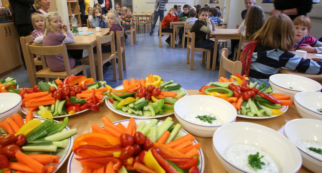 Aktionswoche zur ausgewogenen Ernährung: Kinder lernen den Wert von Lebensmitteln schätzen Stuttgart, den 20. Juli 2023 – Vom 19. bis zum 25. Juli 2023 finden in Baden-Württemberg die diesjährigen landesweiten Aktionstage zum Schulprogramm der Europäischen Union statt. Rund 150 Einrichtungen beteiligen sich an den spannenden Aktivitäten, die sich rund um das Thema ausgewogene Ernährung drehen. Dabei steht besonders die Wertschätzung für Lebensmittel im Mittelpunkt. „Knackig, bunt, lecker – Gemüse, Obst, Milch und Milchprodukte vielfältig erleben und genießen!“ – Unter diesem Motto finden die Aktionstage zum Schulprogramm der Europäischen Union statt. Peter Hauk, der Minister für Ernährung, Ländlichen Raum und Verbraucherschutz, …