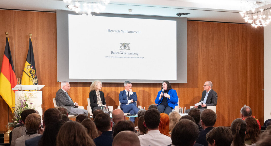 Baden-Württemberg richtet EU-Katastrophenschutz-Großübung aus Am 19. März 2024 gab der stellvertretende Ministerpräsident und Innenminister von Baden-Württemberg, Thomas Strobl, bei einer Podiumsdiskussion in Brüssel den offiziellen Startschuss für eine Reihe von Veranstaltungen zur EU-Katastrophenschutz-Großübung „Magnitude“. Diese Übung wird im Oktober 2024 das erste Mal von einem deutschen Bundesland ausgerichtet. Die Veranstaltungsserie umfasst Workshops zu verschiedenen Schwerpunkten, wie der grenzüberschreitenden Zusammenarbeit im Katastrophenschutz und dem Suchen und Bergen von Menschen. Dabei betonte Minister Strobl die Bedeutung des europäischen Katastrophenschutzes angesichts der wachsenden Herausforderungen in einer sich schnell verändernden Welt. Die EU-Großübung „Magnitude“ soll die Zusammenarbeit mit Einsatzkräften aus anderen Mitgliedstaaten auf baden-württembergischem …
