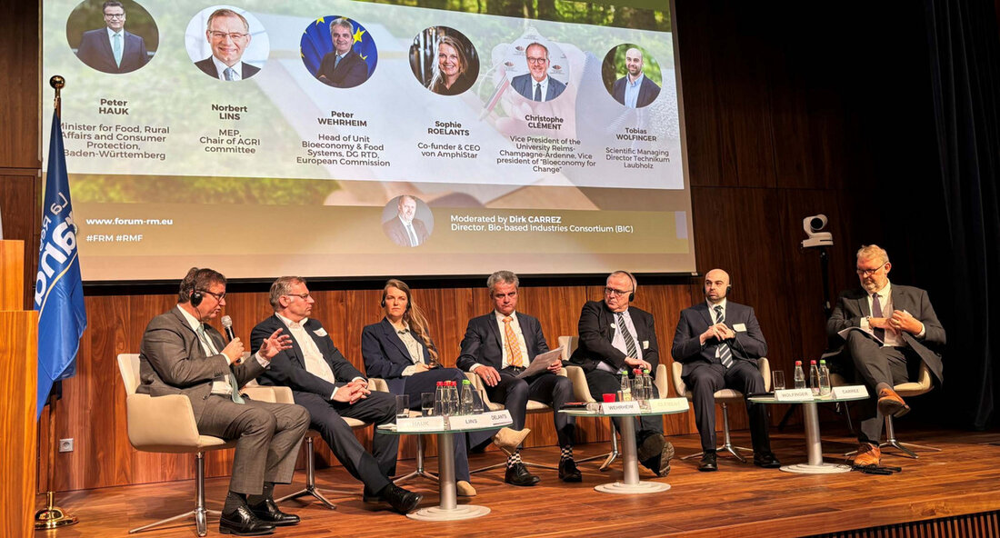 Europäischer Austausch zur Förderung der Bioökonomie Beim Rhein-Maas-Forum 2024 in Brüssel fand ein intensiver Austausch zu den Themen des Europäischen „Green Deals“ und den Beiträgen der Bioökonomie statt. Auf dem Forum wurde die Nachhaltige Bioökonomie-Strategie des Landes vorgestellt und die Bedeutung der Bioökonomie für eine zukunftsfähige und resiliente Wirtschaft betont. Minister für Ernährung, Ländlichen Raum und Verbraucherschutz Peter Hauk erklärte, dass die nachhaltige Bioökonomie sowohl ökologische als auch ökonomische Aspekte verbindet und innovative Möglichkeiten für eine nachhaltige Wirtschaft bietet, insbesondere in ländlichen Räumen. Die Landesstrategie „Nachhaltige Bioökonomie“ wurde bereits 2019 ins Leben gerufen, um eine nachhaltige, kreislauforientierte Bioökonomie zu fördern. …