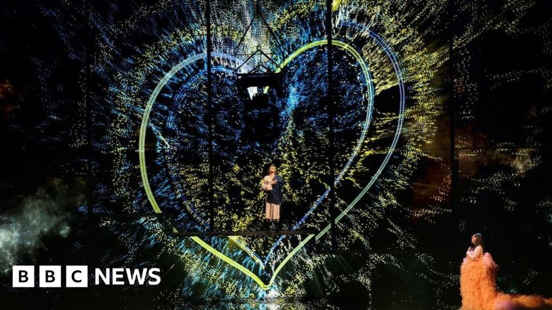 Der Eurovision Song Contest in Liverpool ist ein ausgelassenes Fest, aber in der Ukraine – dem Land, in dem der Wettbewerb stattfinden sollte – ist die Stimmung ganz anders. Aufgrund der russischen Invasion hat die Stadt im Namen der Ukraine Gastgeberaufgaben übernommen. Und während es in der Fanzone am Fluss Mersey bereits zu freudigen Szenen kam, wird das Bild in der Ukraine an diesem Wochenende um Welten liegen. Marina Grebinna ist eine in Kiew lebende Künstlerin für visuelle Effekte und ist diese Woche aufgrund von Explosionen um 05:00 Uhr aufgewacht. Ähnlich wie in Großbritannien, sagt sie, versammeln sich die Leute …