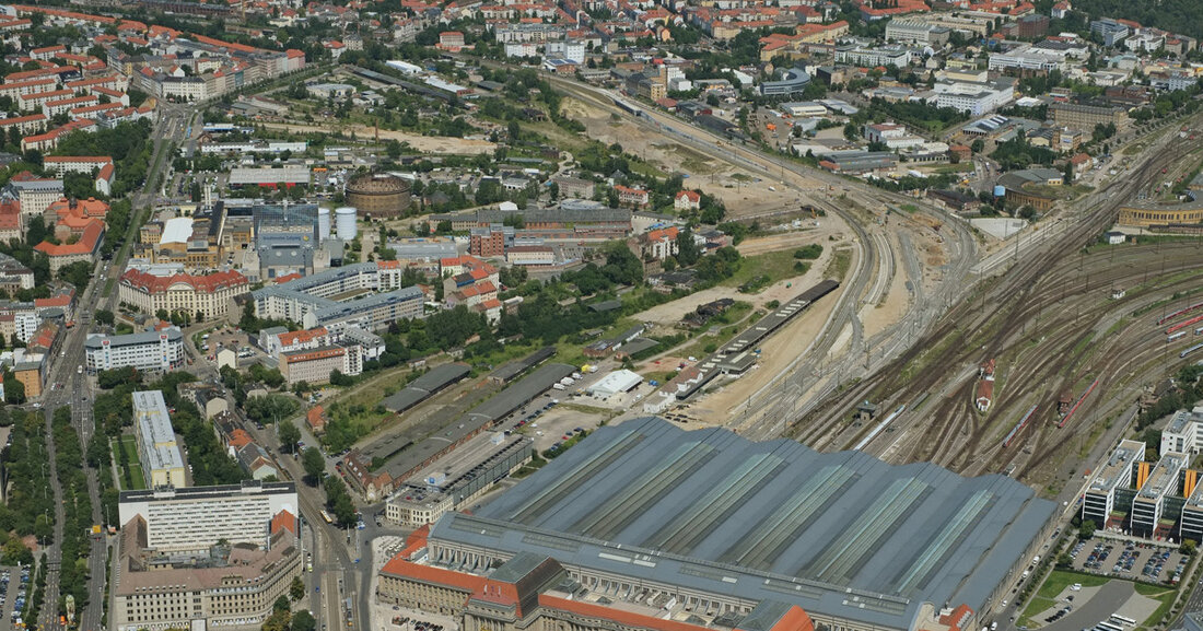 Eutritzscher Freiladebahnhof: Stadtrat gibt grünes Licht Mit großer Mehrheit hat die Leipziger Ratsversammlung am 5. Juli 2023 den Städtebaulichen Vertrag sowie den Bebauungsplan für den „Freiladebahnhof Eutritzscher Straße/Delitzscher Straße“ beschlossen und damit grünes Licht für die Quartiersentwicklung auf dem Areal gegeben. Gebiet des ehemaligen Eutritzscher Freiladebahnhofs nordwestlich des Hauptbahnhofes © Profiluftbild Henry Pfeifer, Leipzig Der Städtebauliche Vertrag regelt unter anderem die Pflichten des Vorhabenträgers hinsichtlich öffentlicher Infrastruktur, der Umsetzung sozial geförderten Wohnungsbaus und Maßnahmen zum Umweltschutz. Bis zuletzt war über finanzielle Sicherheiten für die Erschließung einzelner Bauabschnitte debattiert worden, am Ende des Prozesses steht nun jedoch der sorgfältig verhandelte Vertrag. &hellip;