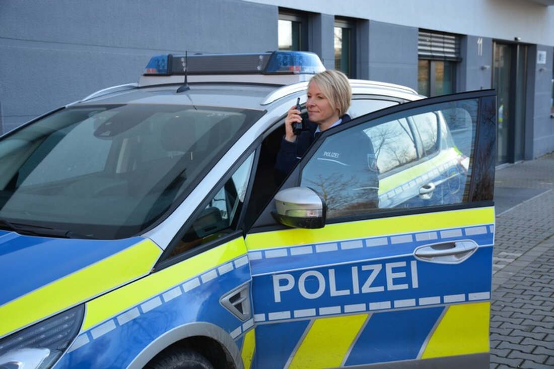 Exhibitionist zeigt sich in Monheim am Rhein. Polizei sucht Zeugen, Hinweise zur Identität des Täters sind gefragt.