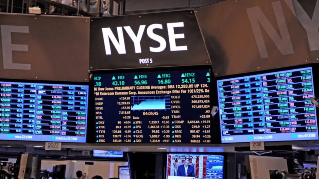 Der Krypto-Wallet-Hersteller Exodus Movement wird bald mit dem Handel an der NYSE American beginnen, einer Schwesterbörse der New York Stock Exchange. Die SEC genehmigte den Antrag, nachdem sie ihn im Mai 2024 zunächst abgelehnt hatte. Das Unternehmen wird unter dem Börsenkürzel EXOD gehandelt. Das Krypto-Wallet-Unternehmen Exodus Movement wird nach seiner Genehmigung durch die SEC mit der Eröffnungsglocke am 18. Dezember an der NYSE American unter dem Börsenkürzel EXOD gehandelt. Das Unternehmen hatte ursprünglich Anfang des Jahres einen Antrag auf Börsennotierung gestellt, wurde jedoch im Mai von der derzeitigen Regierung abgelehnt. Die Genehmigung erfolgte jedoch kürzlich, da sich eine neue Regulierungswelle …