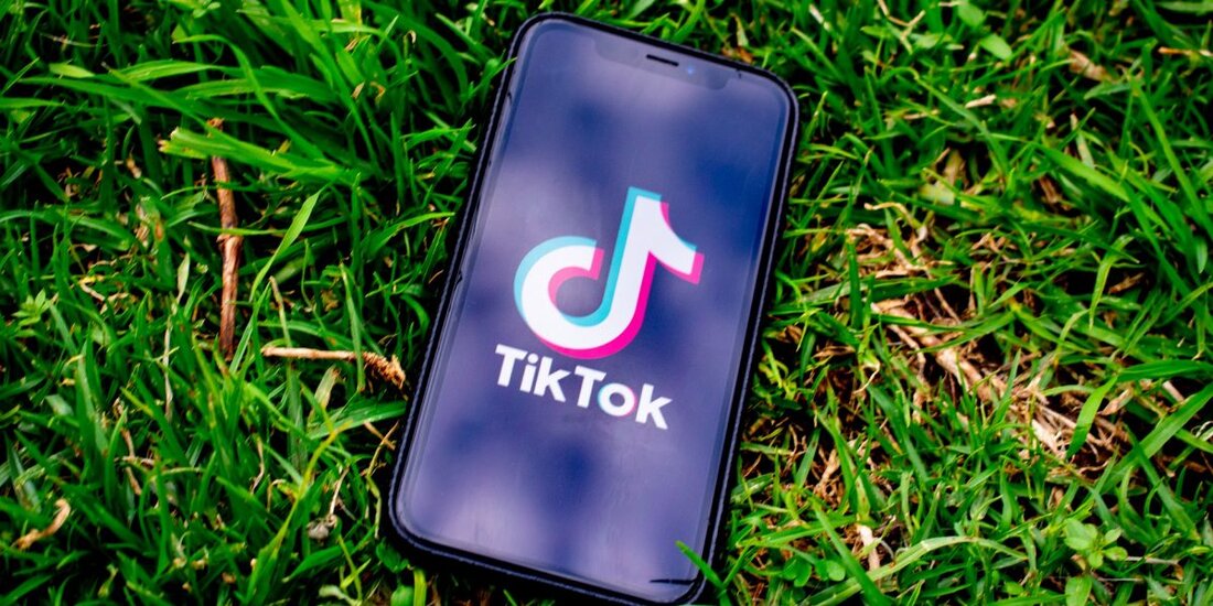 TikTok hat kürzlich Finanzanzeigen auf seiner Plattform verboten und Krypto-Anzeigen als eine der Kategorien herausgestellt, die es nicht mehr erlaubt. Crypto News Flash sprach mit zwei Kryptowährungsexperten, die ihre Meinung dazu äußerten, was das Verbot bedeutet und was in Zukunft für Krypto zu erwarten ist. TikTok, eine der weltweit führenden Social-Media-Plattformen, hat die Werbung für verschiedene Finanzdienstleistungen und -produkte, einschließlich Kryptowährungen, verboten. Laut einem neuen Bericht hat die Plattform ihre Richtlinien für Markeninhalte aktualisiert, um Influencern das Pushen von Kryptos zu verbieten. Dies kommt zu einer Zeit, in der TikTok zu einem Zufluchtsort für Krypto-Influencer geworden war und sogar zu …