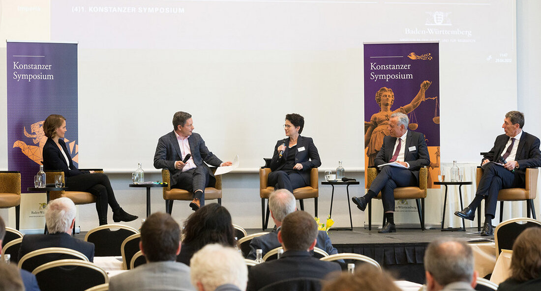 Das 41. Symposium des Justizministeriums Baden-Württemberg fand nach zweijähriger pandemiebedingter Pause erstmals wieder in Konstanz statt. Dabei diskutierten Expertinnen und Experten aus Politik, Wissenschaft, Justiz, Anwaltschaft und Wirtschaft sowie Expertinnen und Experten aus Interessenverbänden und Journalistinnen und Journalisten über Klimaschutz im Kontext von Recht und Justiz. Auf Einladung des baden-württembergischen Justizministeriums diskutierten Expertinnen und Experten aus Politik, Wissenschaft, Justiz, Anwaltschaft und Wirtschaft sowie Expertinnen und Experten aus Interessenverbänden und Journalistinnen und Journalisten bei einem die immensen Herausforderungen der Klimakrise im juristischen Kontext Zweitägiges Symposium in Konstanz. Prof. Dr. Stephan Harbarth, Präsident des Bundesverfassungsgerichts – virtuell aus Karlsruhe zugeschaltet – bevor …
