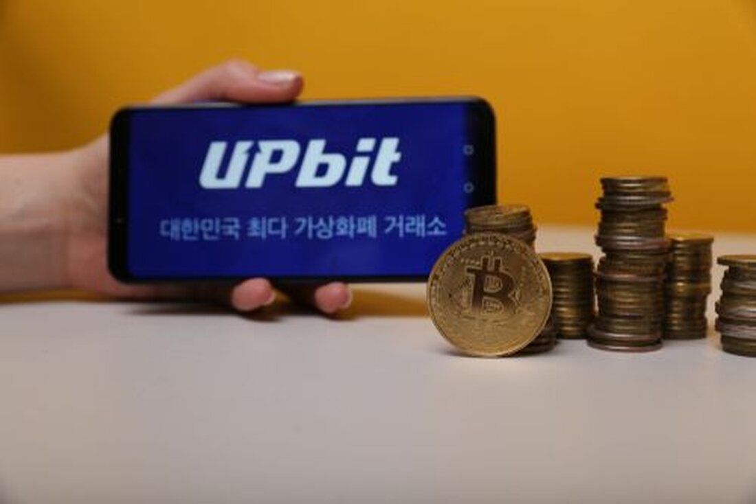 Die südkoreanische FIU ermittelt gegen Upbit, weil es 500.000–600.000 Konten nicht ordnungsgemäß überprüft hat. Upbit könnte wegen KYC-Verstößen nach südkoreanischem Recht mit Geldstrafen in Milliardenhöhe rechnen. Die Lizenzverlängerung der Börse verzögert sich, da die FIU mögliche illegale Aktivitäten prüft. Die südkoreanische Financial Intelligence Unit (FIU) untersucht die Kryptowährungsbörse Upbit wegen eines möglicherweise größten Know Your Customer (KYC)-Skandals in der Geschichte der Branche. Die Untersuchung konzentriert sich auf bis zu 600.000 Konten, die angeblich keine ordnungsgemäßen Verifizierungsverfahren durchlaufen haben. Diese Verstöße wurden bei einer routinemäßigen Überprüfung der Erneuerung der Geschäftslizenz von Upbit aufgedeckt, die mittlerweile alles andere als Routine geworden ist. …