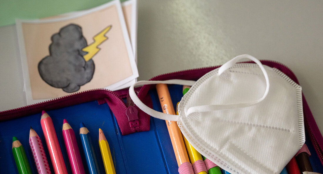 Kinder und Jugendliche an Schulen, Kitas sowie in der Kinder- und Jugendhilfe müssen sich nach COVID-19-Erkrankung nicht freitesten. Für Kinder und Jugendliche gelten damit nach einer COVID-19 Erkrankung keine anderen Vorgaben gelten als für Erwachsene. Das am 16. September 2022 geänderte Infektionsschutzgesetz des Bundes (IfSG) sah ursprünglich vor, dass Kinder und Jugendliche sowie Beschäftigte beim Zutritt zu Schulen, Kindertagesstätten sowie Einrichtungen der Kinder- und Jugendhilfe zukünftig einen negativen Test vorlegen müssen, um die Einrichtung nach einer COVID-19-Erkrankung oder einem Krankheitsverdacht betreten zu dürfen. Dieses Vorgehen ist bei den Ländern – insbesondere vor dem Hintergrund der Belange der Kinder und Jugendlichen – auf …