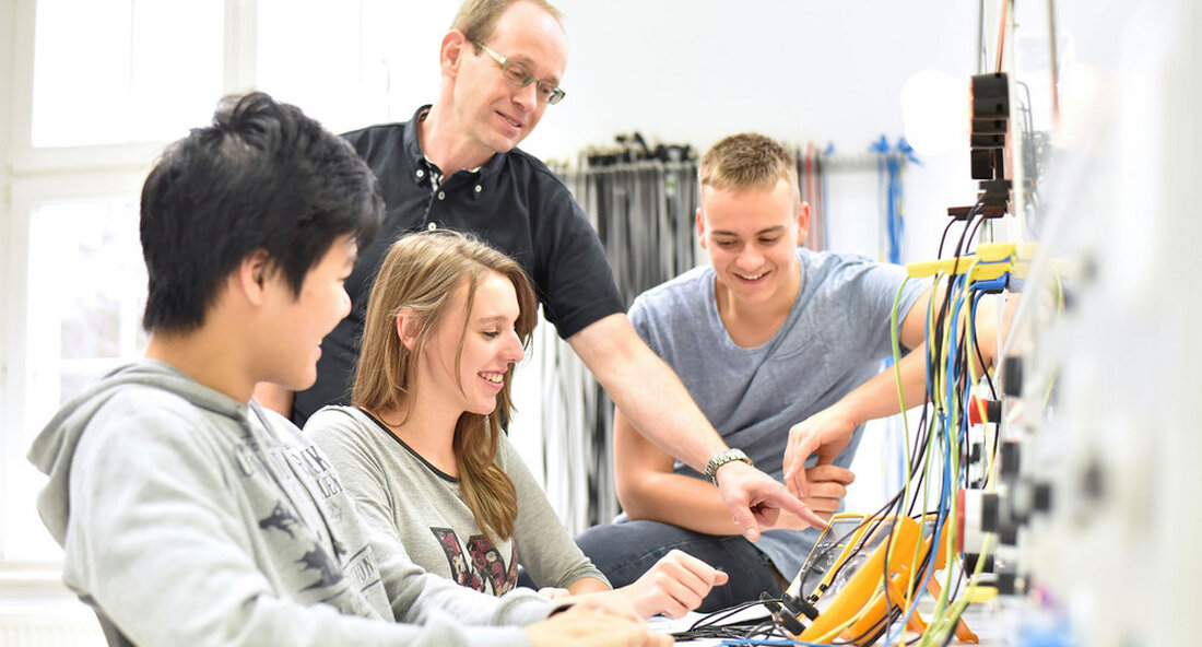 Zum Beginn des neuen Ausbildungsjahres gibt es über 11.300 unbesetzte Ausbildungsplätze, was einen neuen Höchstwert darstellt. Um mehr junge Menschen für eine berufliche Ausbildung zu gewinnen, will das Ausbildungsbündnis die berufliche Orientierung weiterentwickeln. „Junge Menschen sollen eine Ausbildung wieder als echte Chance für ihre berufliche Zukunft begreifen. Dazu wollen wir die Schülerinnen und Schüler für die berufliche Orientierung besser und verbindlicher als bisher erreichen. Wir haben nach wie vor ein Defizit in der Berufsorientierung, das zu großen Teilen auf die Einschränkungen durch die Corona-Pandemie zurückzuführen ist. Darum wollen wir als Ausbildungsbündnis gemeinsam mit dem Kultusministerium das bestehende Landeskonzept ‚Berufliche Orientierung‘ …