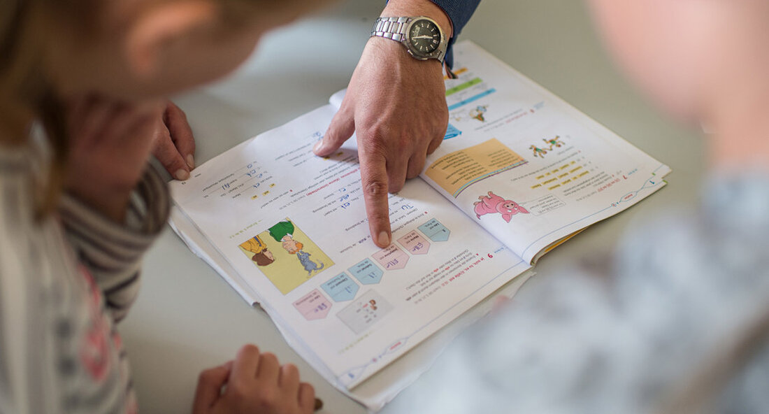 Die Fachtagung „Französisch unterrichten an Realschulen und Gemeinschaftsschulen“ motiviert zu noch mehr Miteinander der Lehrkräfte. Lehrkräfte sind Brückenbauer über den Rhein und leben die deutsch-französische Freundschaft. Ganz im Zeichen der Partnersprache Französisch, von Mobilitätserfahrungen und interkulturellem Wissen stand die Fachtagung „Französisch unterrichten an Realschulen und Gemeinschaftsschulen“. Die Veranstaltung fand nach zwei pandemiebedingten Absagen nun in Präsenz unter dem Motto „Ensemble, c´est tout“ am 12. Oktober 2022 in Offenburg statt. Sie wurde gemeinsam vom Kultusministerium und dem Zentrum für Schulqualität und Lehrerbildung (ZSL) ausgerichtet. Etwa 100 Französischlehrkräfte von Realschulen und Gemeinschaftsschulen haben sich bei der Tagung getroffen und die Möglichkeit zum …