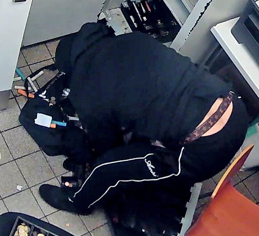 Im September 2024 überfielen zwei maskierte Täter ein Schnellrestaurant in Göttingen. Die Polizei sucht mit Bildern aus Überwachungskameras.