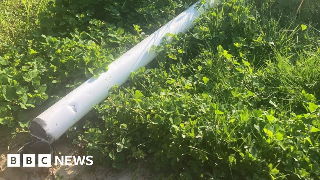 Fahnenmast mit ukrainischer Flagge im Dorf abgeholzt Auf einen Blick Vor 29 Minuten Ein Gemeinderat hat die Entfernung eines Fahnenmastes von einem Dorfplatz als „bizarr“ und „deprimierend“ bezeichnet. Jon Gambold sagte, der Mast mit der ukrainischen Nationalflagge in Biddenham bei Bedford sei seit dem 31. Dezember dreimal zerstört worden. Er sagte, die Aktionen seien „sehr, sehr verletzend für die ukrainischen Flüchtlinge, die wir im Dorf und überall in Bedford haben“. Der Gemeinderat von Biddenham strebte die Anschaffung einer „größeren, vandalensicheren Stange und einer größeren ukrainischen Flagge“ zum Preis von mehr als 1.000 Pfund an, fügte er hinzu. Herr Gambold, der …