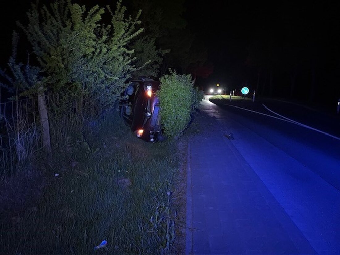 Ein 59-jähriger Fahrer verursachte in Bollendorf einen Unfall unter Alkoholeinfluss mit 1,41 Promille. Leichte Verletzungen, Führerschein sichergestellt.
