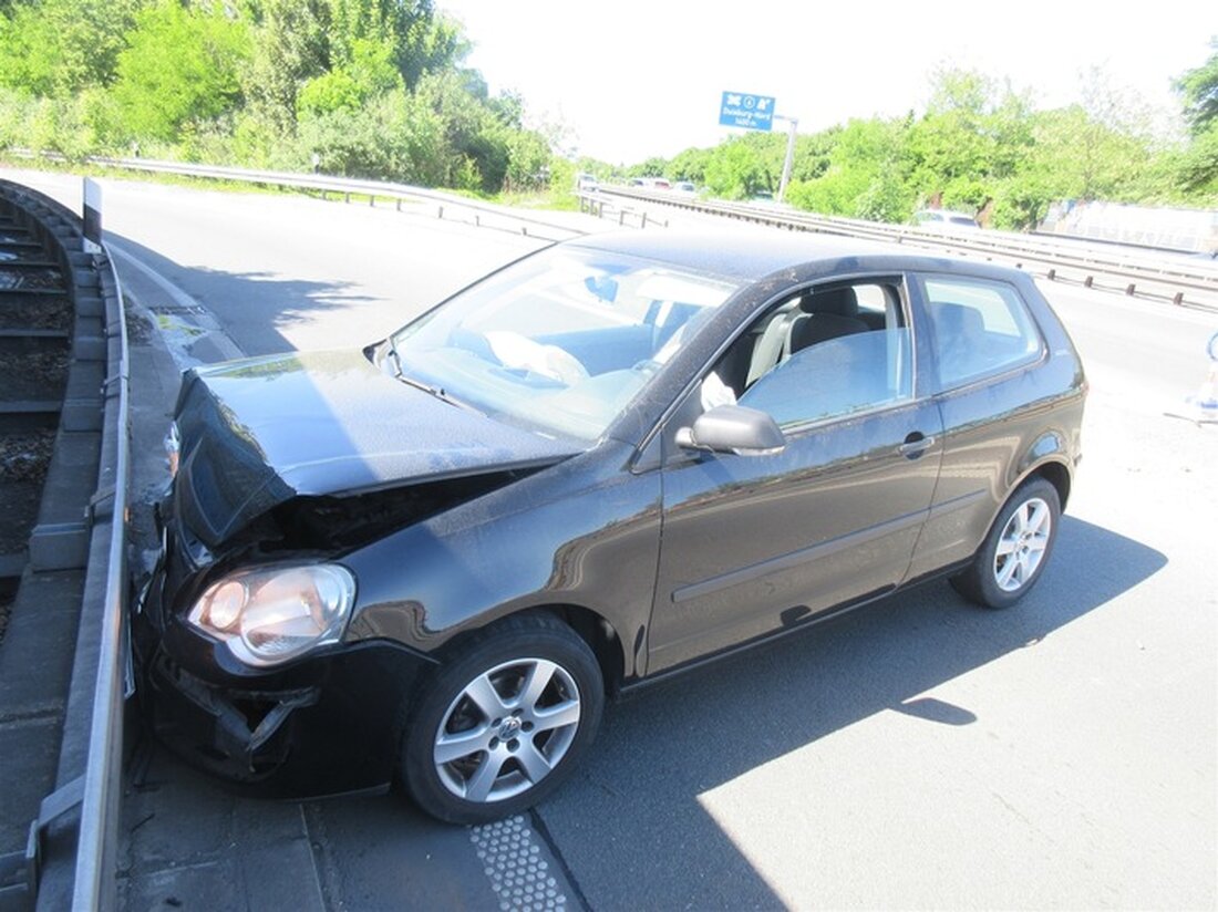 Ein 27-jähriger Autofahrer flüchtete am 15. Mai über die Autobahn 59, verursachte einen Unfall und leistete Widerstand gegen die Polizei.