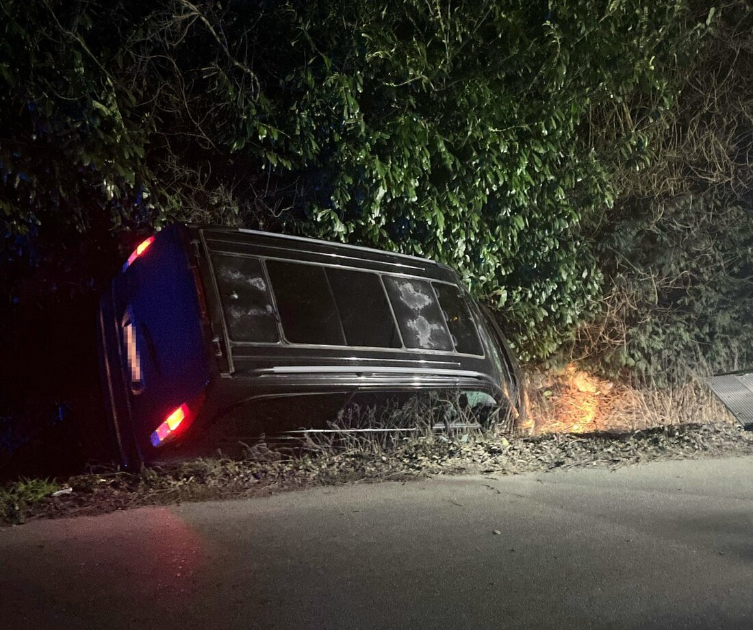 Unbekannter Fahrer lenkt gestohlenen Mercedes in Straßengraben in Hausberge und flüchtet. Polizei ermittelt.