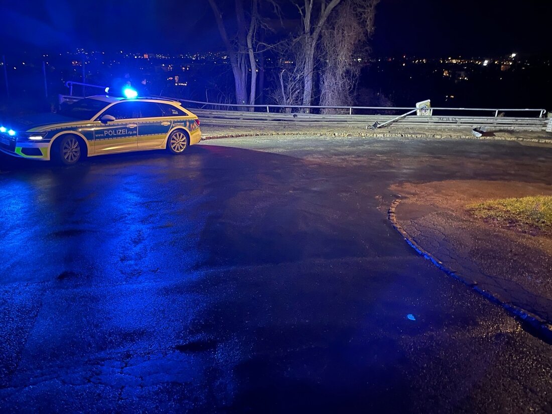 Fahrer flüchtet nach Verkehrsunfall auf der Sickingenstraße in Trier. Hinweise zur Unfallaufnahme erbeten.