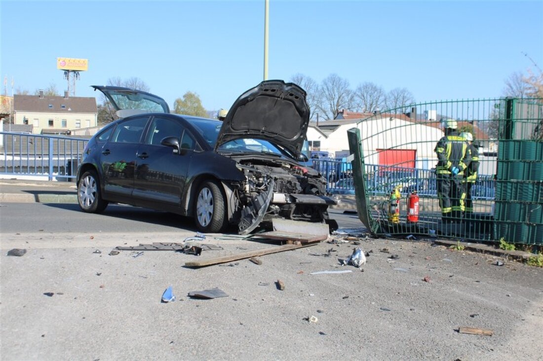 Ein 59-Jähriger missachtet Vorfahrt und verursacht Abbiegeunfall in Hagen. 31-Jährige erleidet leichte Verletzungen, hoher Sachschaden.