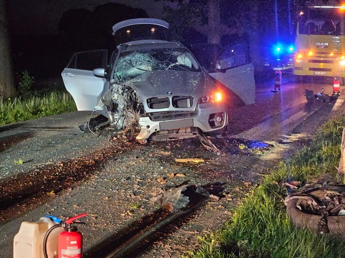 Ein BMW kollidierte in Fredenbeck mit einem Baum, der Fahrer war nicht vor Ort. Feuerwehr sicherte die Unfallstelle. Ermittlungen laufen.