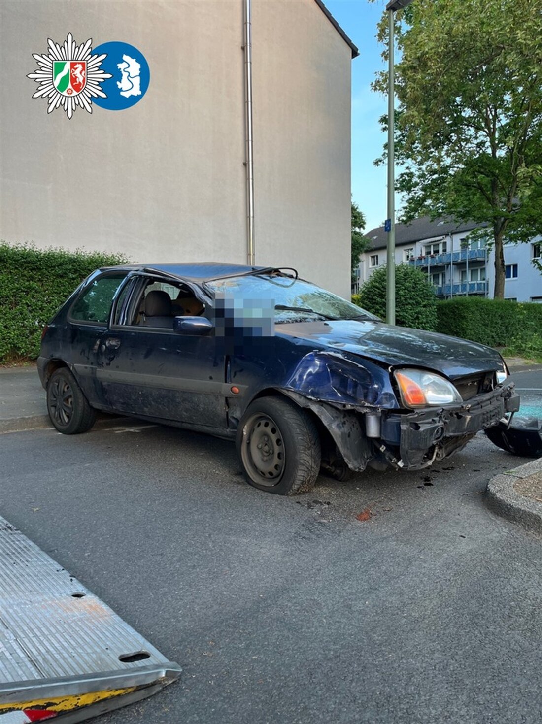 Ein 27-jähriger Fahrer hatte Glück im Unglück, als sein Auto in Neuenkamp überschlug. Zeugen leisteten Erste Hilfe.