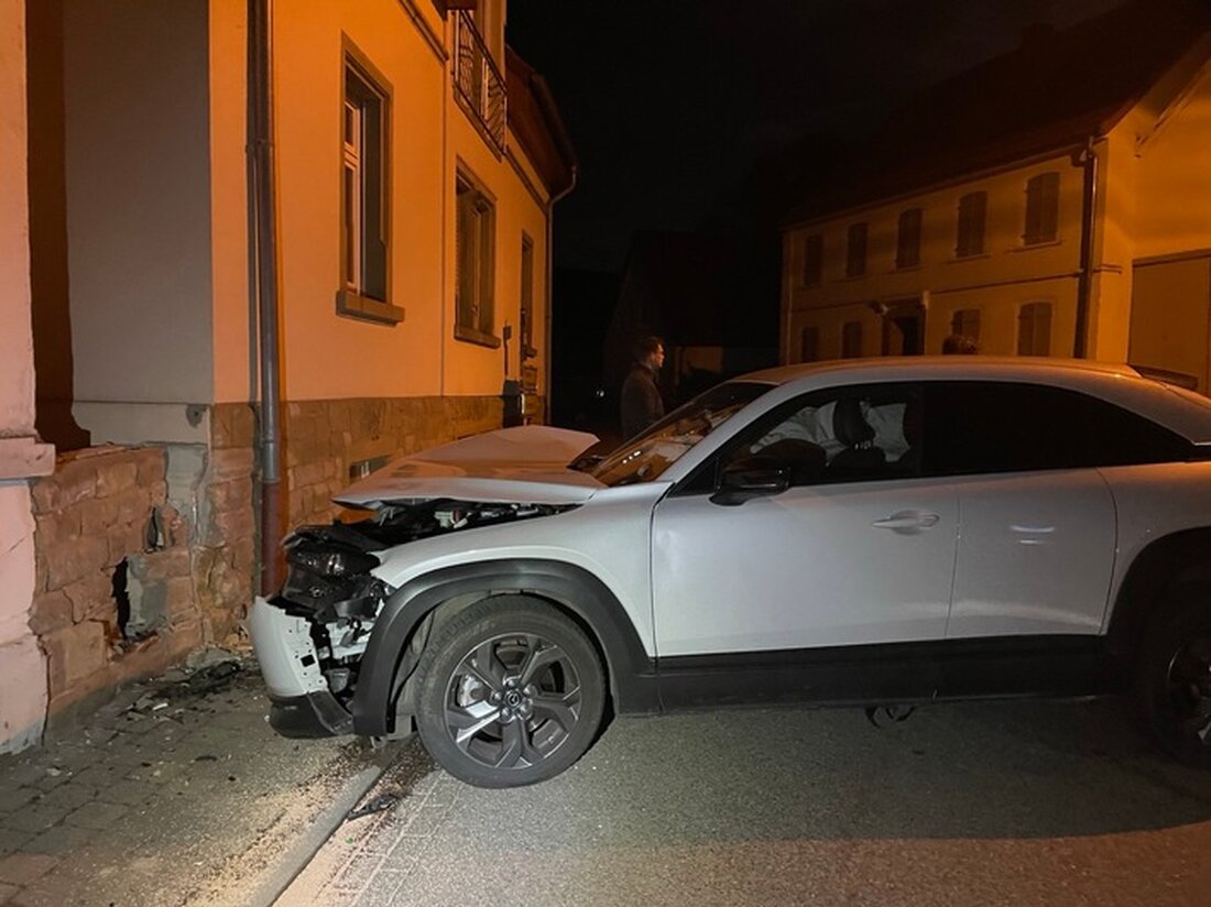 Ein unbekannter Fahrer verursachte in Ransweiler einen Unfall mit einem weißen Mazda und flüchtete. Polizei sucht Zeugen.