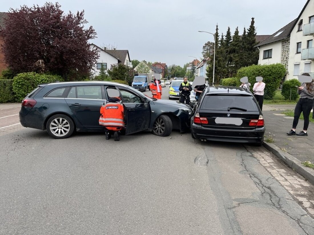 Eine 39-jährige Frau verursachte in Bückeburg einen Unfall unter Alkoholeinfluss, beschädigte parkende Fahrzeuge und verlor ihren Führerschein.