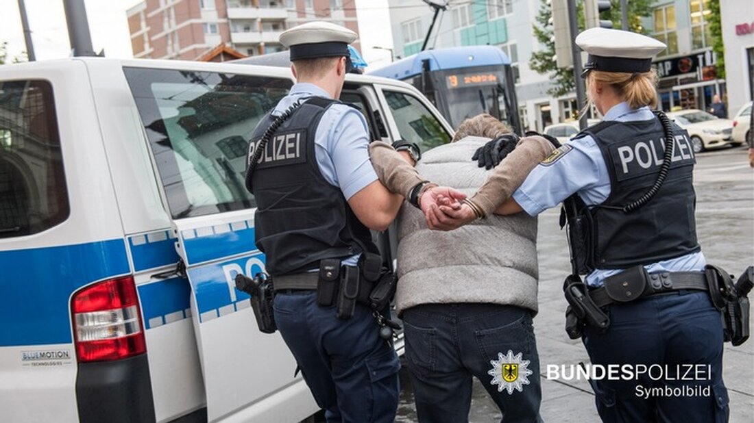 In München eskalierte eine Fahrkartenkontrolle: Ein 29-Jähriger würgte einen Kontrolleur bis zur Bewusstlosigkeit. Ermittlungen laufen.
